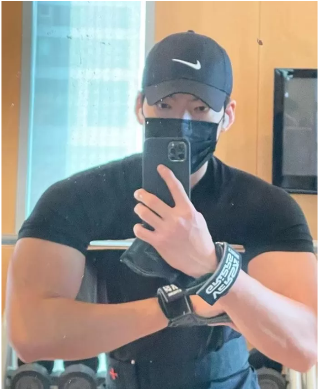 택배기사 벌크업하고 몸 더 커진 김우빈 최근 근황 사진