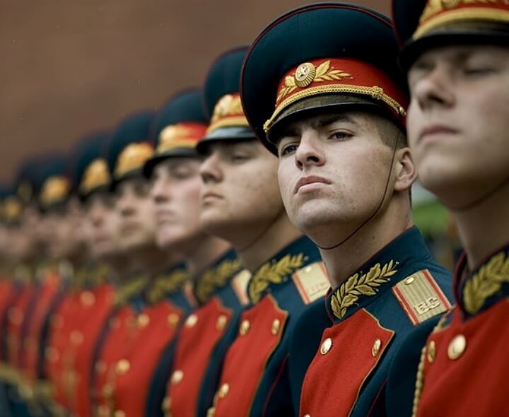 전의를 상실한 러시아군과 푸틴이 우크라이나에 던진 금지 무기들