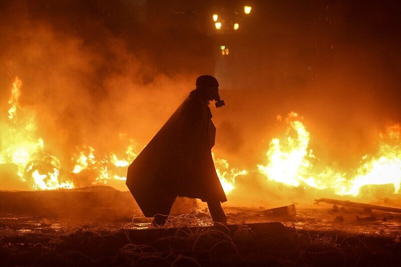 방독면 코트맨, 우크라이나 시위 사진
