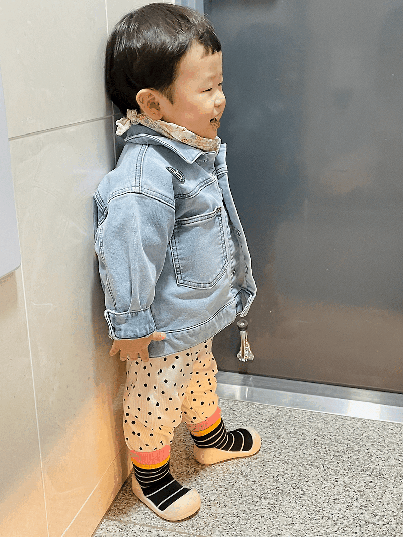 2022.03.22 | 25개월 아기 어린이집 등원 룩 청자켓 땡땡이 바지 핑크 양말과 고무신