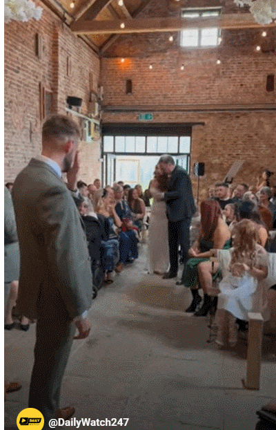 서지도 못하는 희귀 질환 신부의 불굴의 의지와 감동의 결혼식 VIDEO: Fiance's shock at bride-to-be's walk down aisle at East Yorkshire wedding