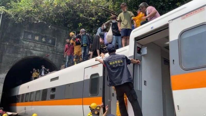 대만 사상 최악의 철도 사고...최소 50명 사망...200명 이상 부상 VIDEO: Passenger train carrying 490 derails in Taiwan, killing at least 50 and injuring dozens