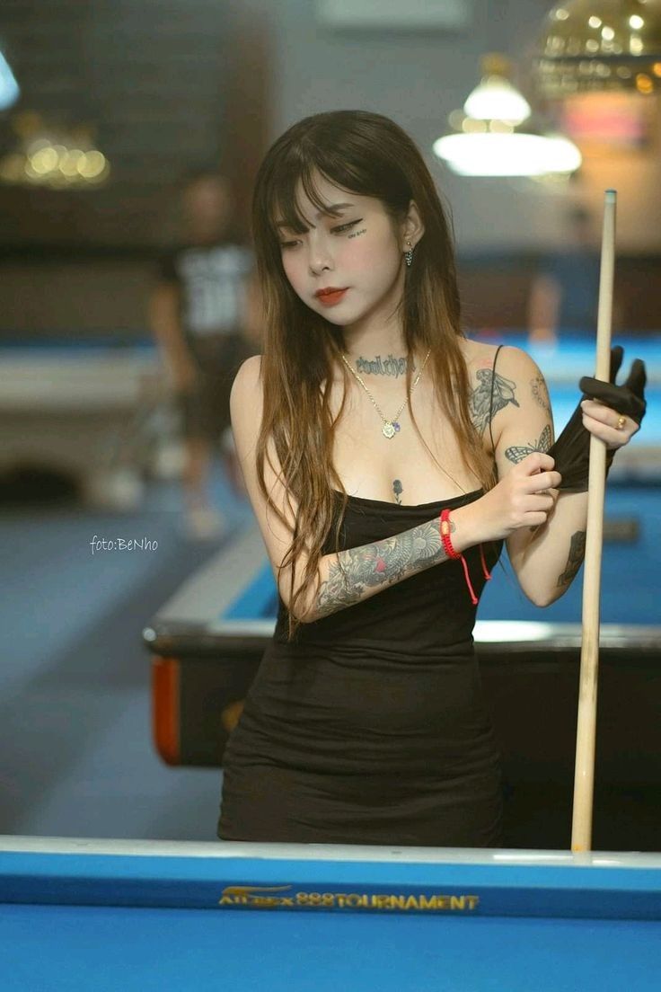 Women playing billiards (ビリヤードをする女性 )