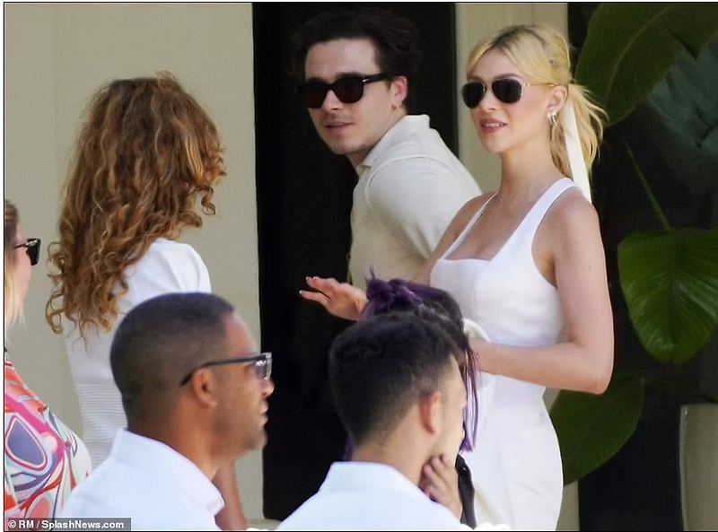 [Newly wed] 베컴 아들의 화려한 결혼 축하행사 VIDEO: Cheeky Brooklyn Beckham pats new wife Nicola Peltz on bottom after David and Victoria gift