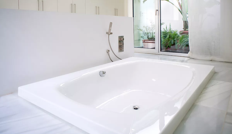 욕조 청소를 위한 3단계 : 당신의 욕조를 빛나게 하는 세제와 청소 도구 선택법