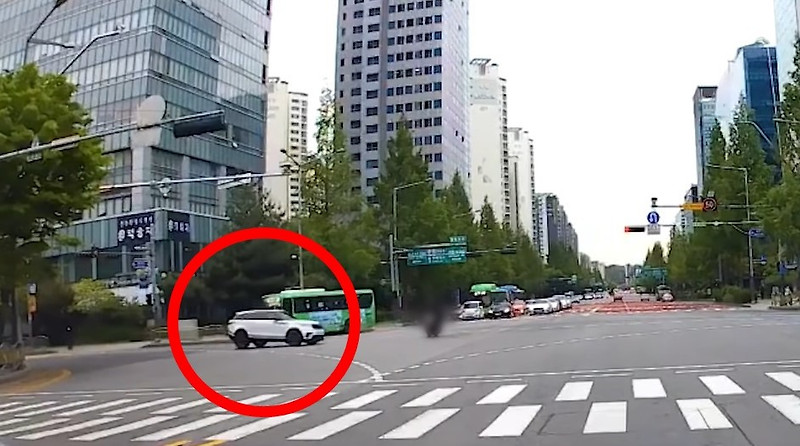 박신영 아나운서 차(레인지로버), 오토바이와 사고로 운전자 사망 (+ 블랙박스 CCTV 영상)