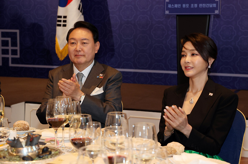 김정숙 '브로치'는 성토.. 김건희 목걸이엔 '고품격 외교'