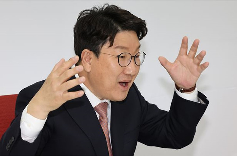 국민의 힘 권성동 원내대표와 법무부 박범계 장관, 민주당 검수완박 반대.