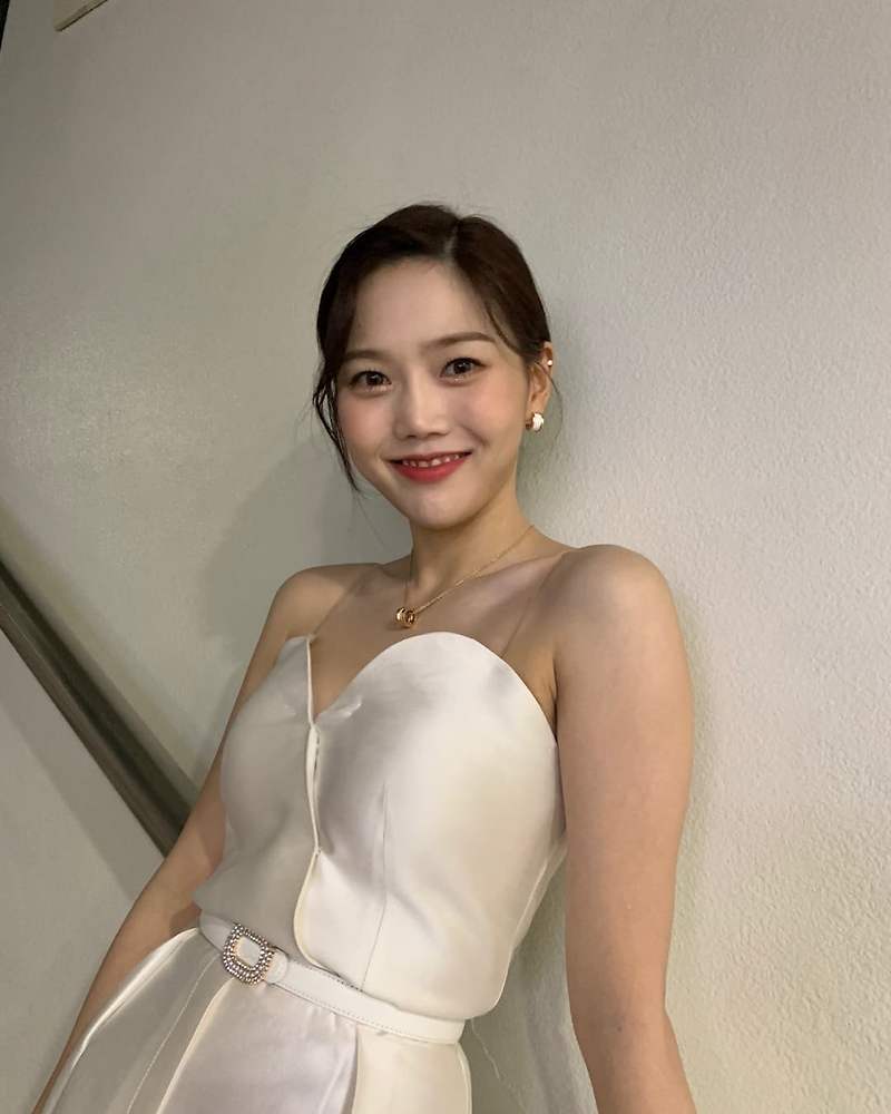 오마이걸 효정 화이트 드레스 인스타그램 셀카 사진