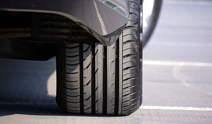 자동차 타이어 교체시기 확인하는 10가지 방법 및 증상