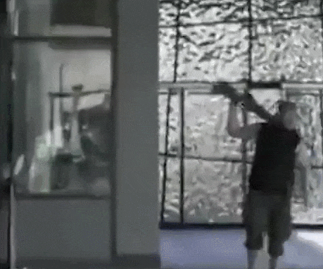 공포에 휩싸인 코펜하겐 쇼핑몰...정신이상자 총기난사로 3명 사망 수명 부상 VIDEO: Eerie moment Copenhagen shooter brandishes rifle in shopping mall