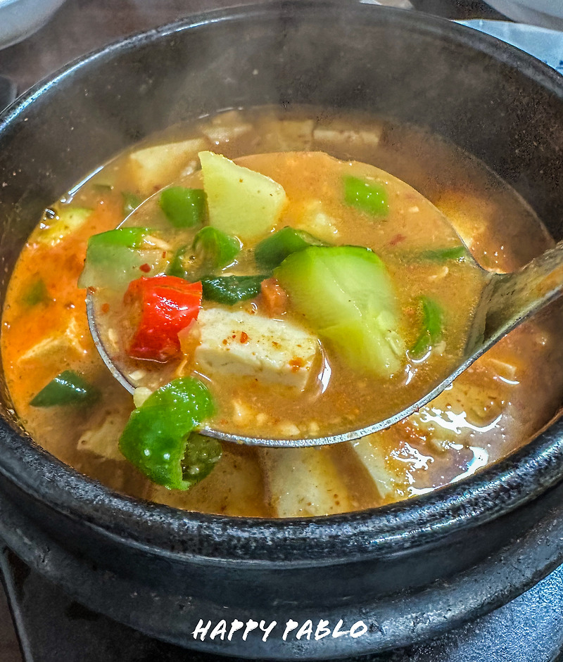 구수한 보리밥 한 그릇과 청국장 정식, 채소 듬뿍 시골집 밥상같은 토박이