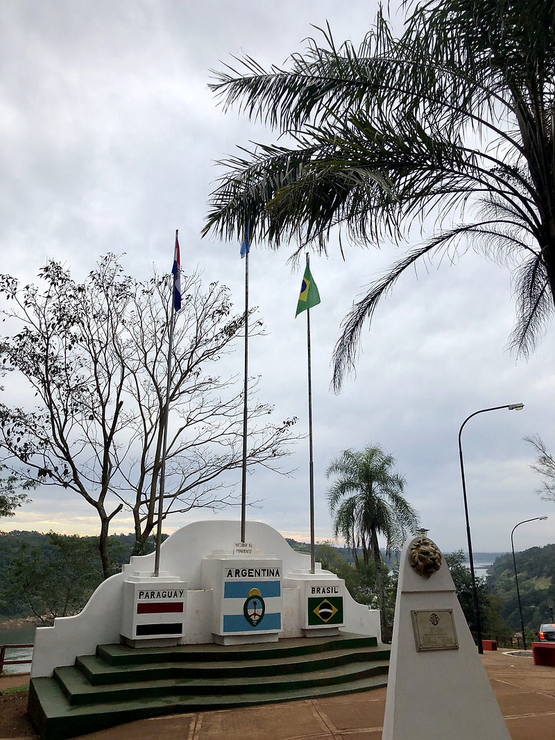 푸에르토 이구아수 시내관광 - 세나라 국경이 만나는 Triple border, Three Flags Monument