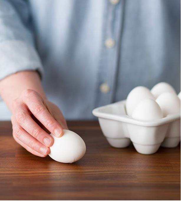 올바른 방법으로 계란을 깨는 방법