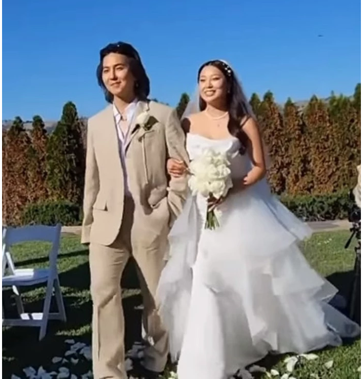 송민호 군 복무 중 여동생 송민아 미국 결혼식 참석 장발 유지