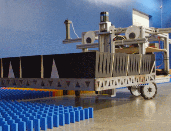 세계 최고의 도미노 배치 로봇  VIDEO: World-record domino-placing robot powered by servos