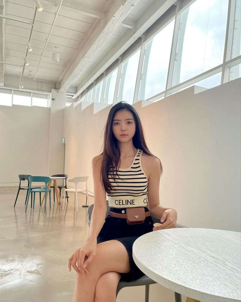 임나영, 명품 의상 , 벨트백으로 뽐낸 대체불가 시크美~개미허리 인증!