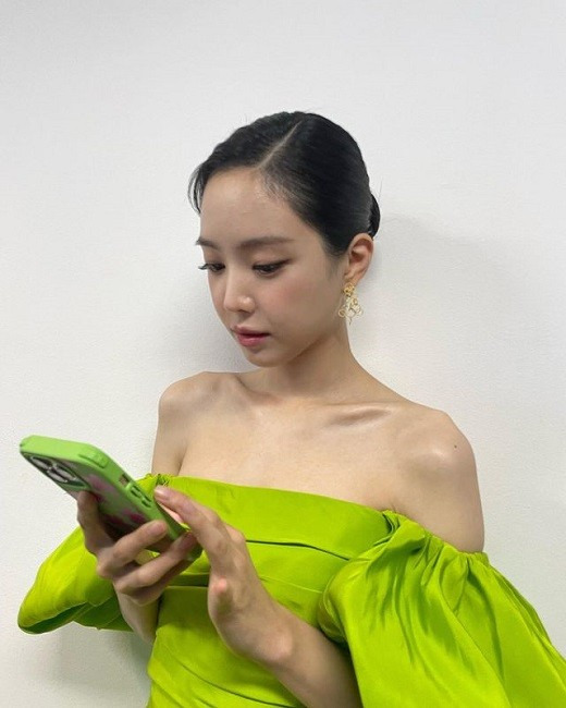 손나은, 연두색 드레스도 '찰떡'...모델 뺨치는 패션 소화력! [사진]