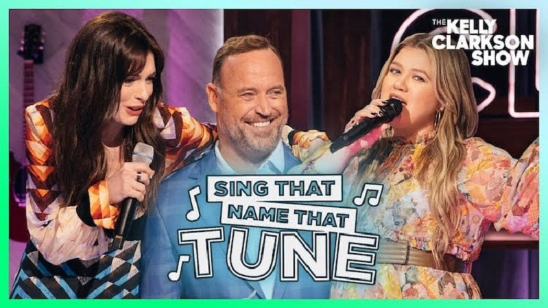 노래 맞추기 게임에서 앤 해서웨이한테 한방 맞은 켈리 클락슨  VIDEO: Anne Hathaway Has Runaway Victory in a Sing-Off With Kelly Clarkson