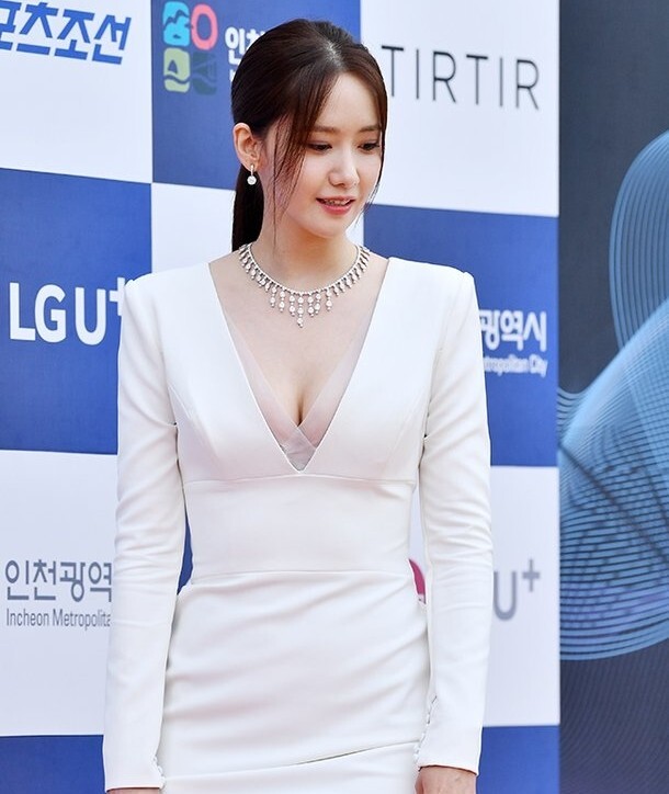윤아 프로필 화이트 드레스 몸매 청룡시리즈어워드 참석