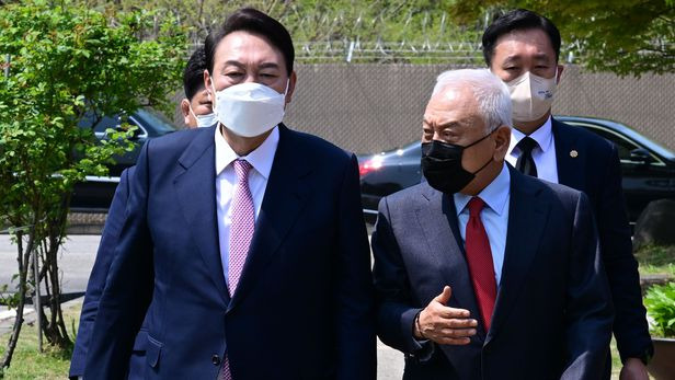 尹대통령, 국민통합위원장에 김한길 임명 새시대위원회 위원장직을 수락하며 정치에 복귀 민주당 비문 좌장 출신 국민통합 주도 옛 민주당 계열 호남 지역 인사들 외연 확장 업무 주도