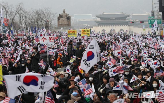 [단독]尹정부, 보수단체와 광화문 태극기행사 취소