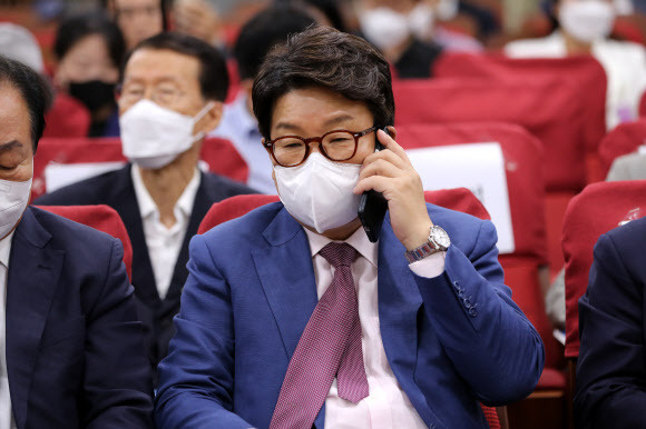 대통령실 사적 채용 논란에 권성동 