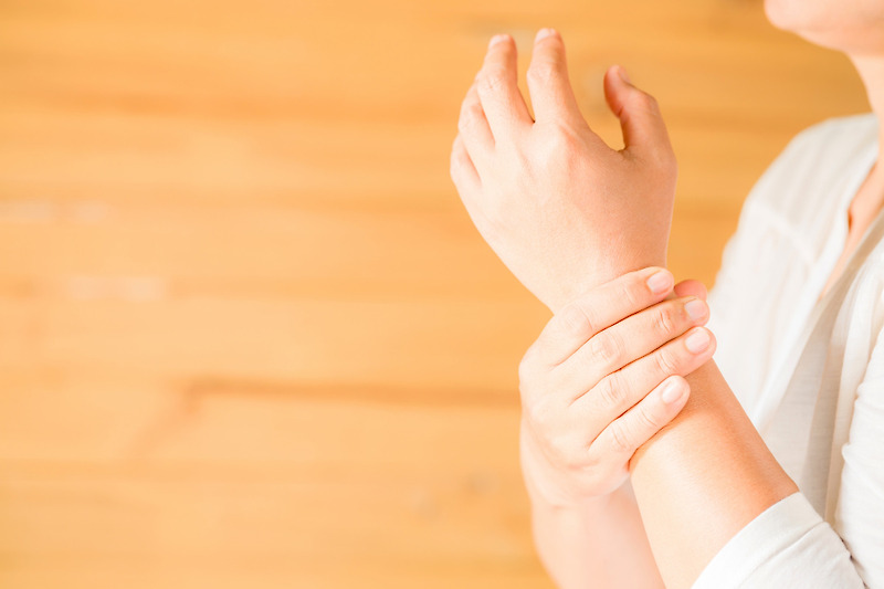 손목 터널 증후군 : 원인, 증상 및 치료방법