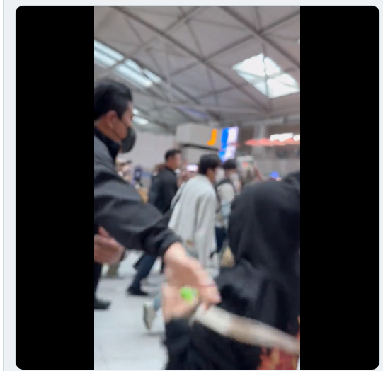 NCT 드림 출국 현장 과잉 경호 충격적 영상 '소화전 있는데 팬 밀어버리는 경호원'