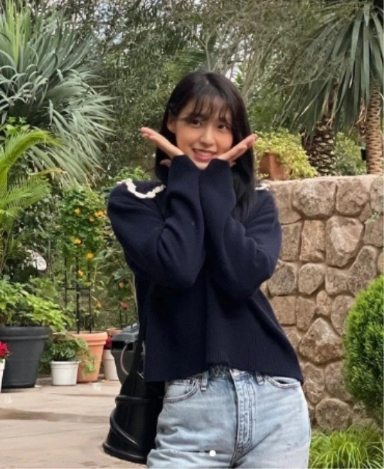 설현, 살을 너무 뺐나? 조막만한 얼굴에 목은 기린! [사진]