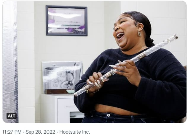 200년 된 미  대통령의 크리스탈 플루트를 연주한 뮤지션  VIDEO: Lizzo Played a 200-Year-Old Crystal Flute During a Concert