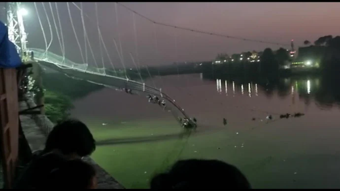 인도 구자라트주서 다리 붕괴 (400여명 강으로 추락)
