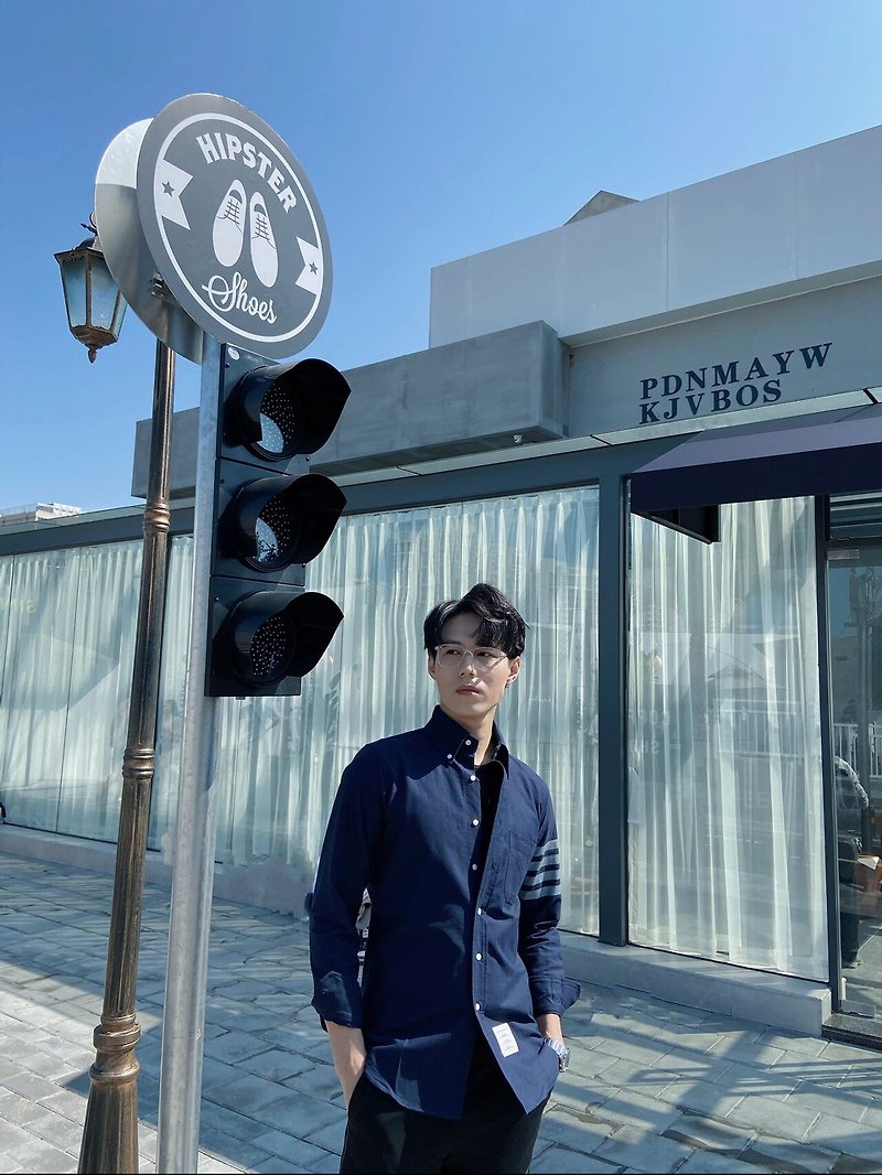[THOM BROWNE] 톰브라운 사선완장 스트라이프 스트레이트 핏 셔츠 MWL272A05245415