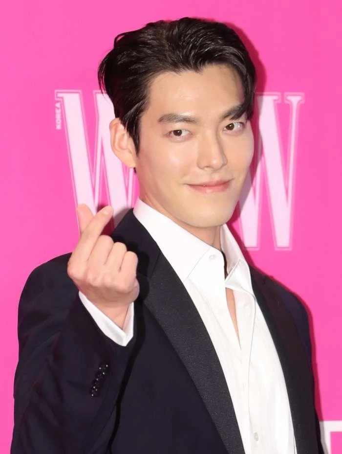 '어머니 아버지가.. ' 김우빈, 암투병 간호해준 '신민아'와 결혼 미루는 진짜 이유는?