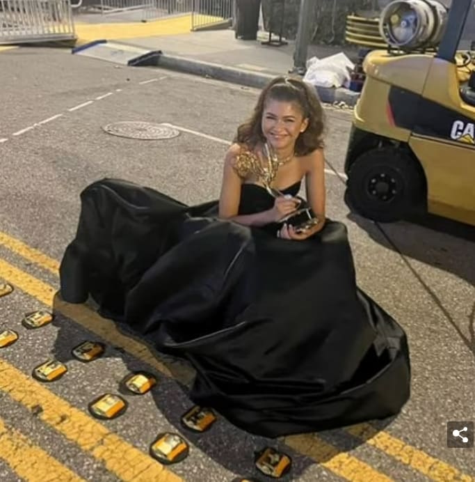 두 번 에미상 수상 최연소 흑인 여성 젠데이아 VIDEO: Zendaya Makes Emmy Awards History and Sets Two Records in One Night