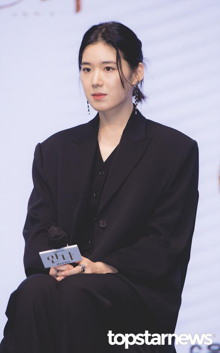 정은채의 열애사도 재소환되고 있는데 이미 본인이 선을 그었던 사안인 만큼 억측 경계가 필요한 시점