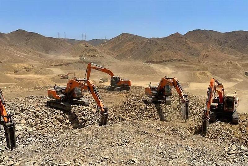 두산인프라코어, 사우디 네옴프로젝트 중대형 굴착기 총 75대 수주 VIDEO: Doosan Infracore wins contract to supply ten 50t excavators in Saudi Arabia