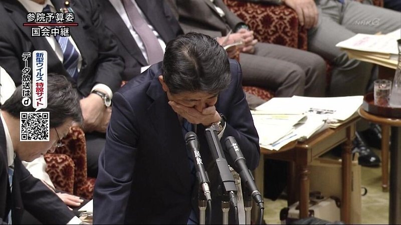 연설 중 기침하는 일본 아베 코로나 의심