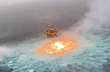초현실적 멕시코만 가스 누출 화재 장면 VIDEO:Astonishing Viral Video Shows an “Eye of Fire” Raging on the Gulf of Mexico