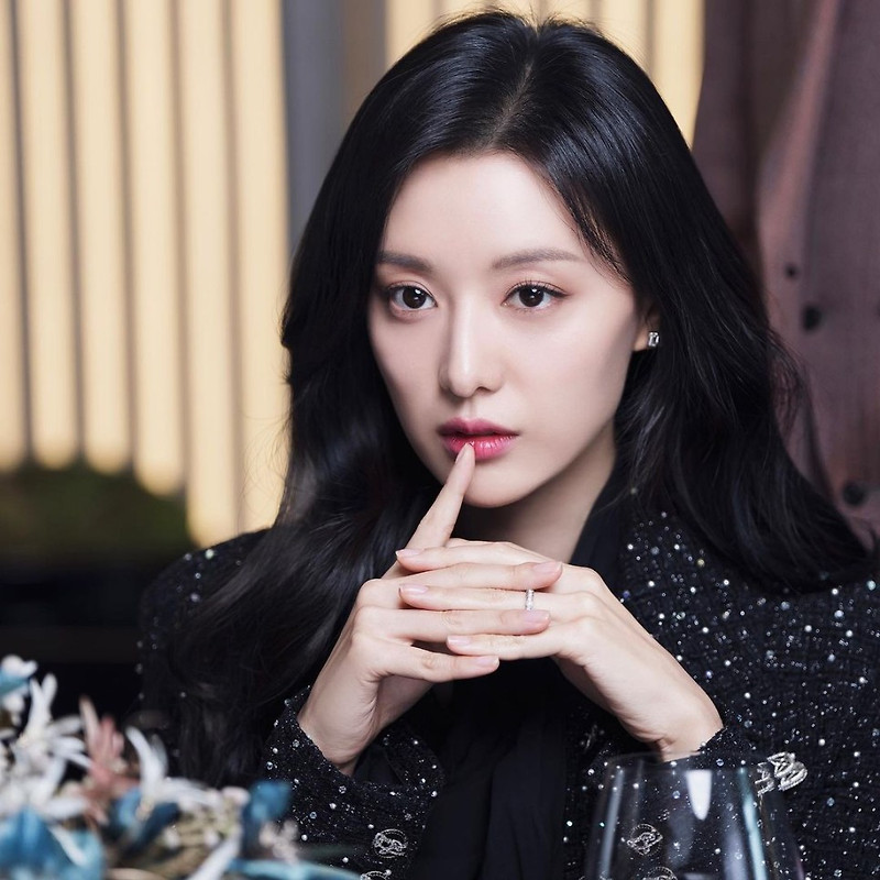 최근 인기리에 방영 중인 tvN 토일드라마 '눈물의 여왕' 출연진 김지원이 개인적인 취미와 일상에 대해 솔직하게 털어놓으며 대중의 관심을 모았다