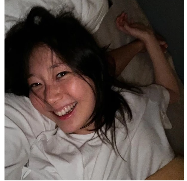 고 김주혁 전 여친 이유영 침대셀카 '팔베개 빨개진 볼' 관심 폭발