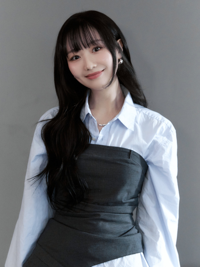 데뷔 10년차, 밝고 사랑스러움을 노래하던 러블리즈 류수정은 어둡고 퇴폐적인 감정도 의연하게 소화해낼 수 있는 솔로 아티스트로 성장