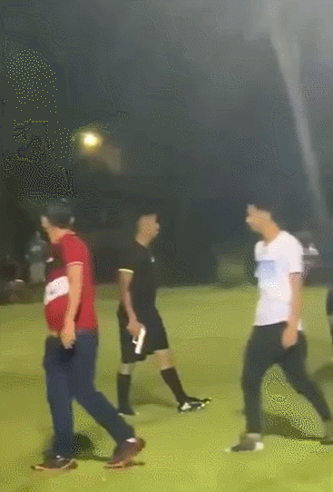 이런 살벌해서 축구하겠나?...열 받아서 권총 빼든 심판들 VIDEO: Referee Pulls Out Handgun During Soccer Match