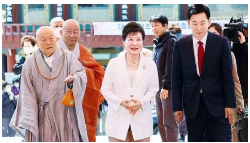 박근혜 흰옷에 올림머리 대구 귀향 후 첫 공개외출 팔공산 동화사 방문