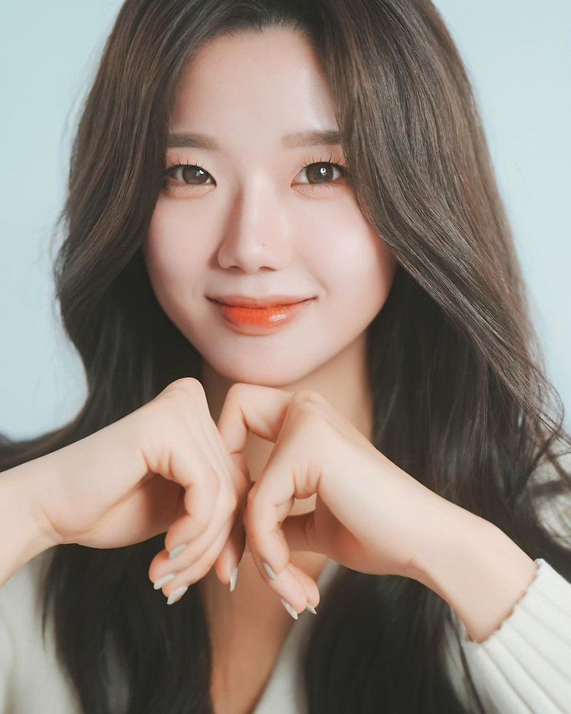 엠넷(Mnet) 데이팅 프로그램 '커플팰리스' 여자 출연자 43번 유미라가 경력 논란