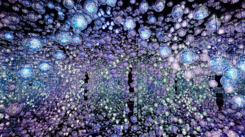 몰입감...수백 개의 빛나는 스피어 전시물 VIDEO: Hundreds of Glowing Spheres Light Up Immersive Installation in Japan