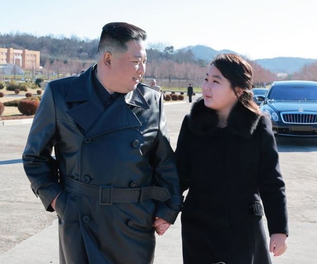 김정은 딸, 북한관련 전세계 검색량 1위등극, 리설주와 똑 닮은 스타일로 등장!