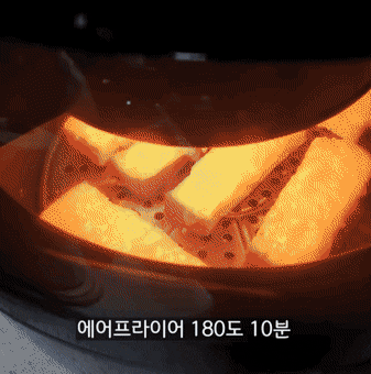 SNS에서 난리난 초간단 마늘빵 ㄷㄷㄷ.gif