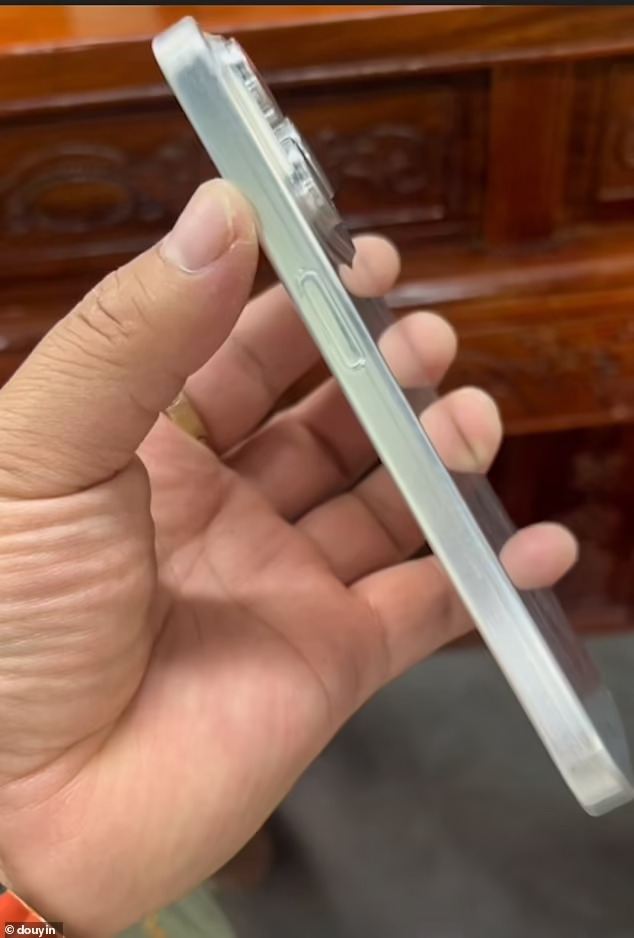 차기 주력 아이폰 15 유출? 그리고 중대한 변화? VIDEO: Dummy iPhone 15 pro surfaces on Chinese version of TikTok