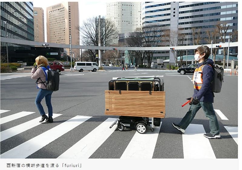 도시락 판매 로봇  VIDEO: 歩道を動く搬送ロボットの弁当販売「Furiuri」、西新宿で実施中　5G活用事業の一環